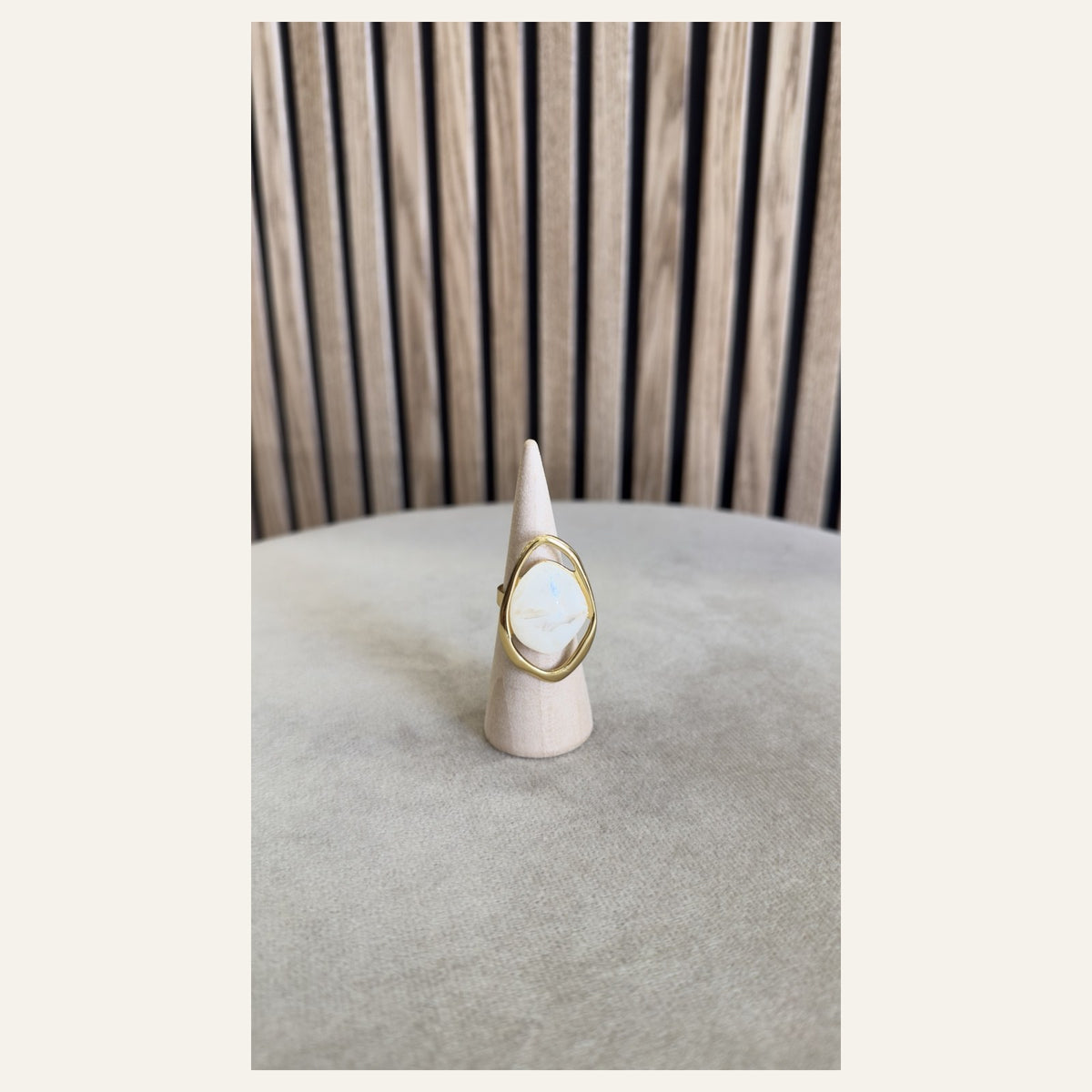 Anillo piedra blanca