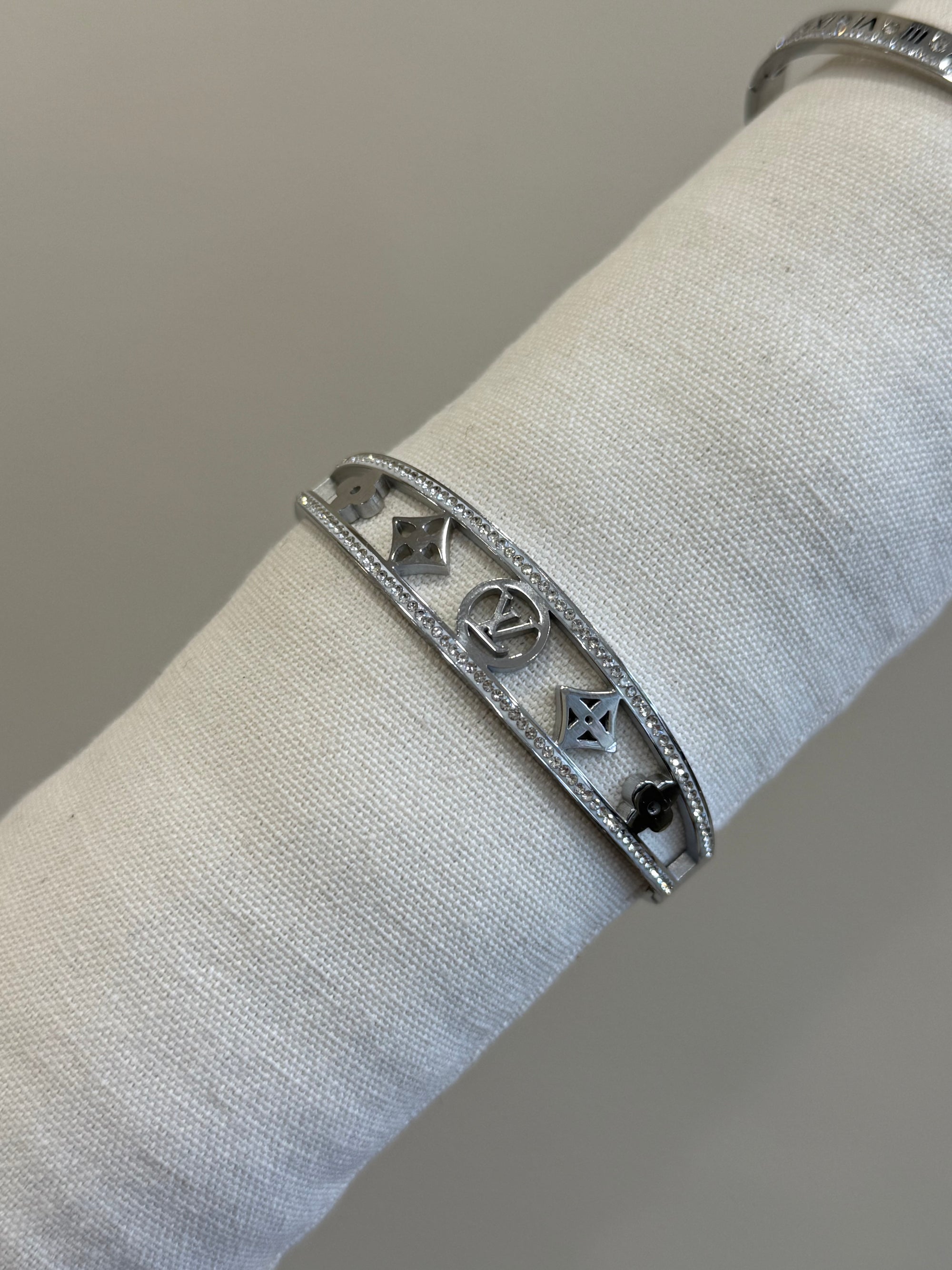 Brazalete LV plateado