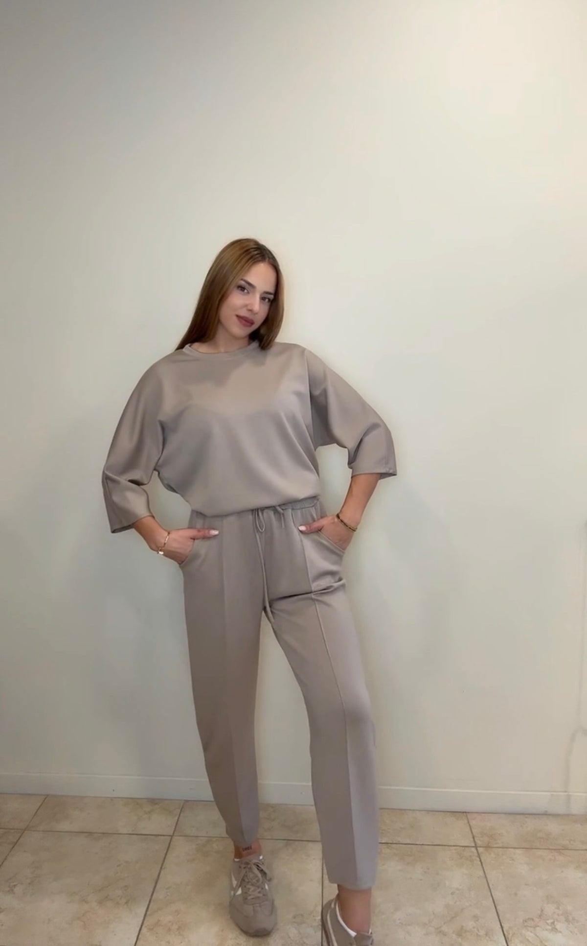 Conjunto chándal de mujer Zara beige, pantalón largo y manga corta 