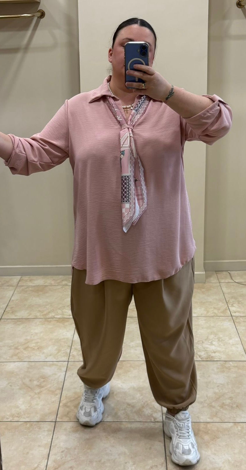 Blusa rosa con fular