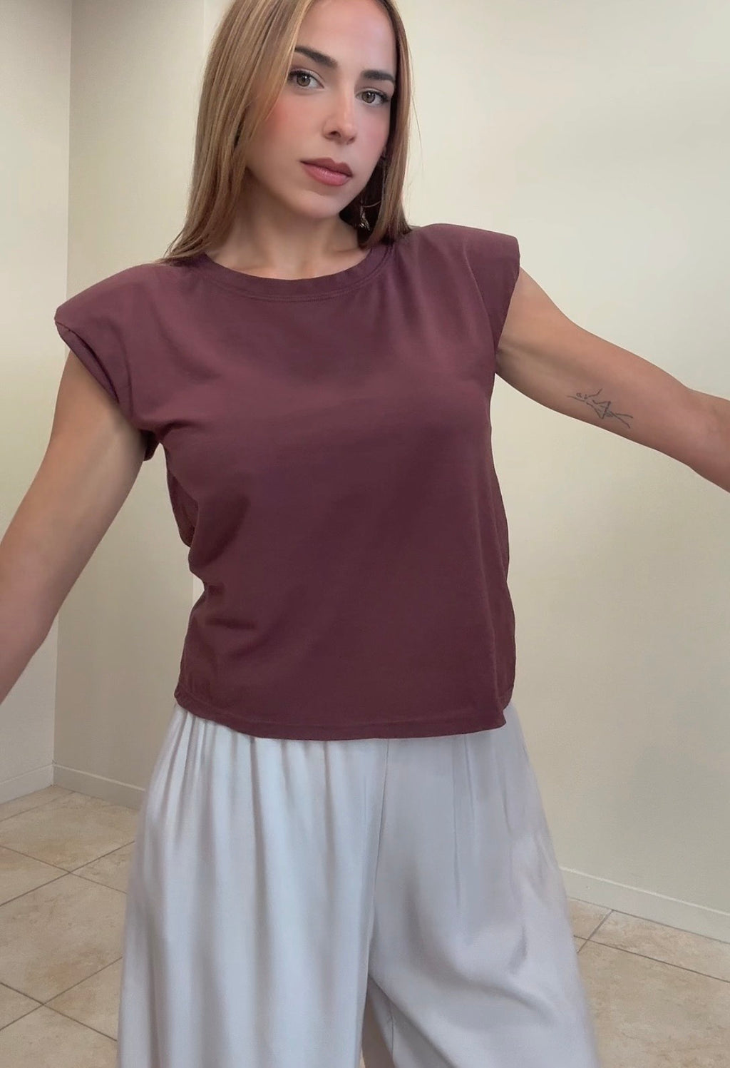 Camiseta hombreras