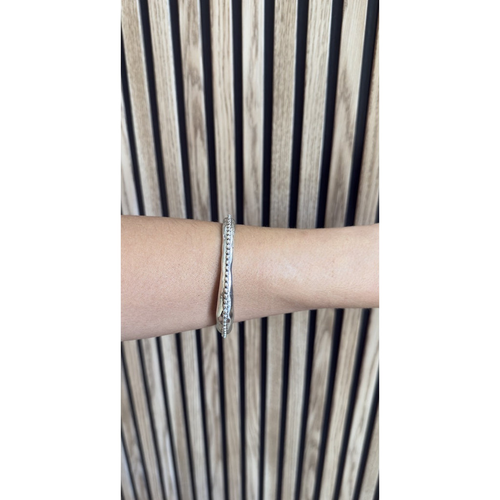Brazalete plateado étnico