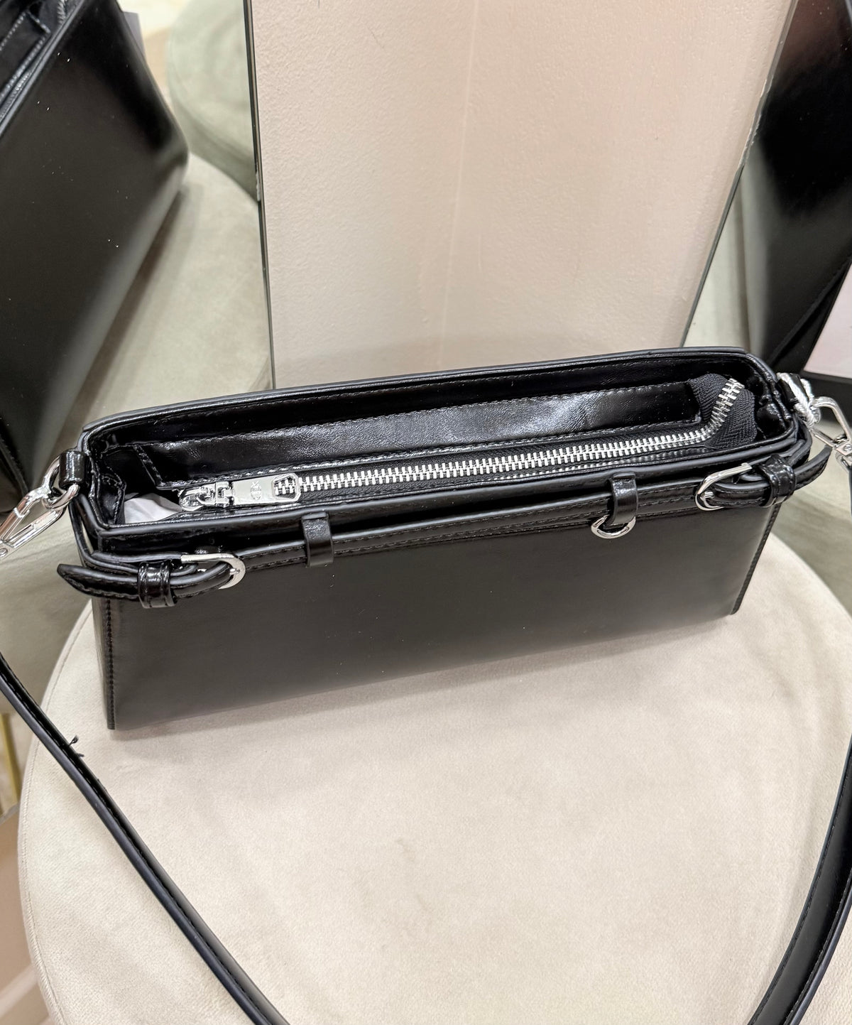 Bolso rígido negro