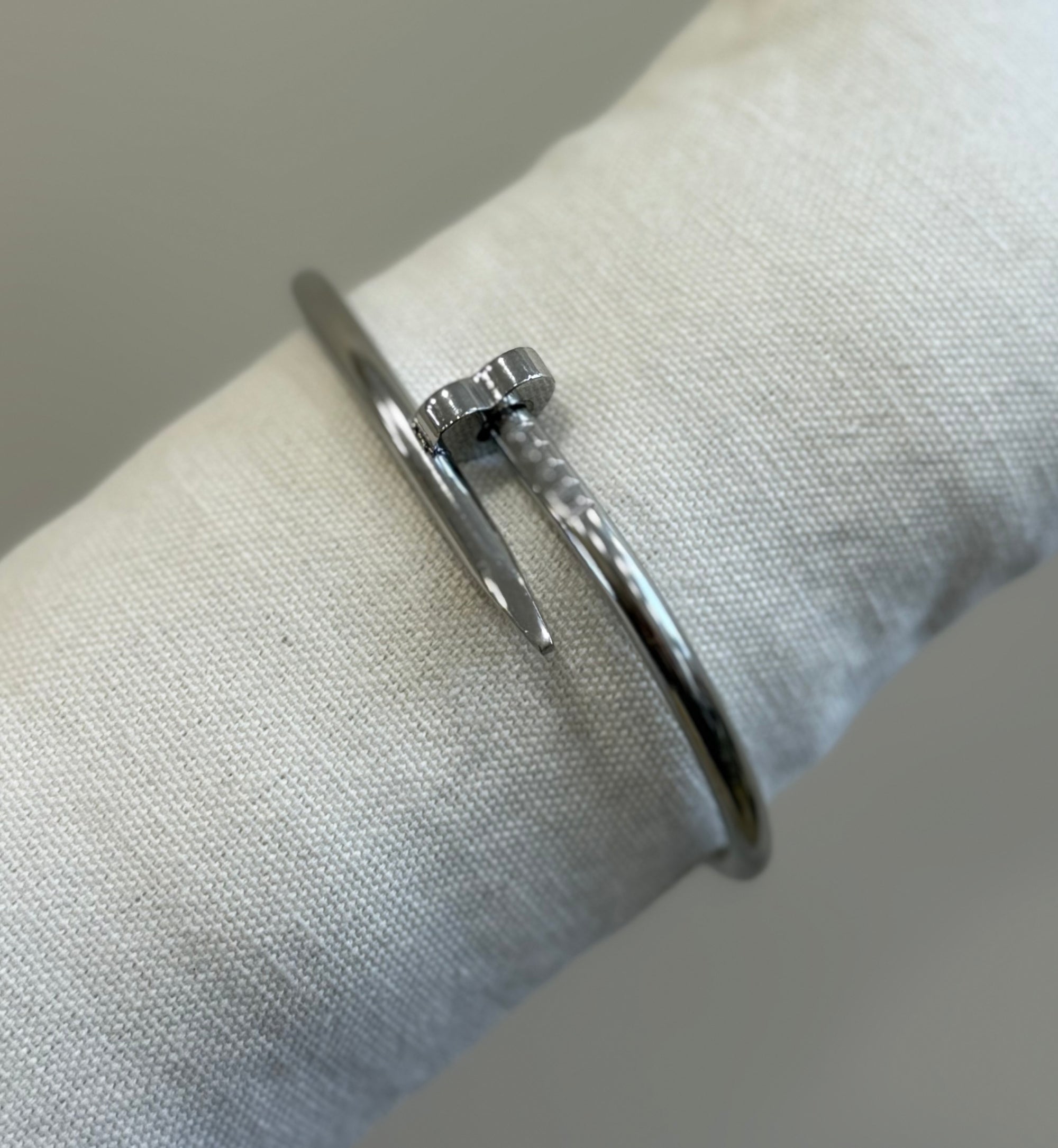 Brazalete clavo plateado