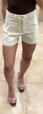 Shorts crema botones
