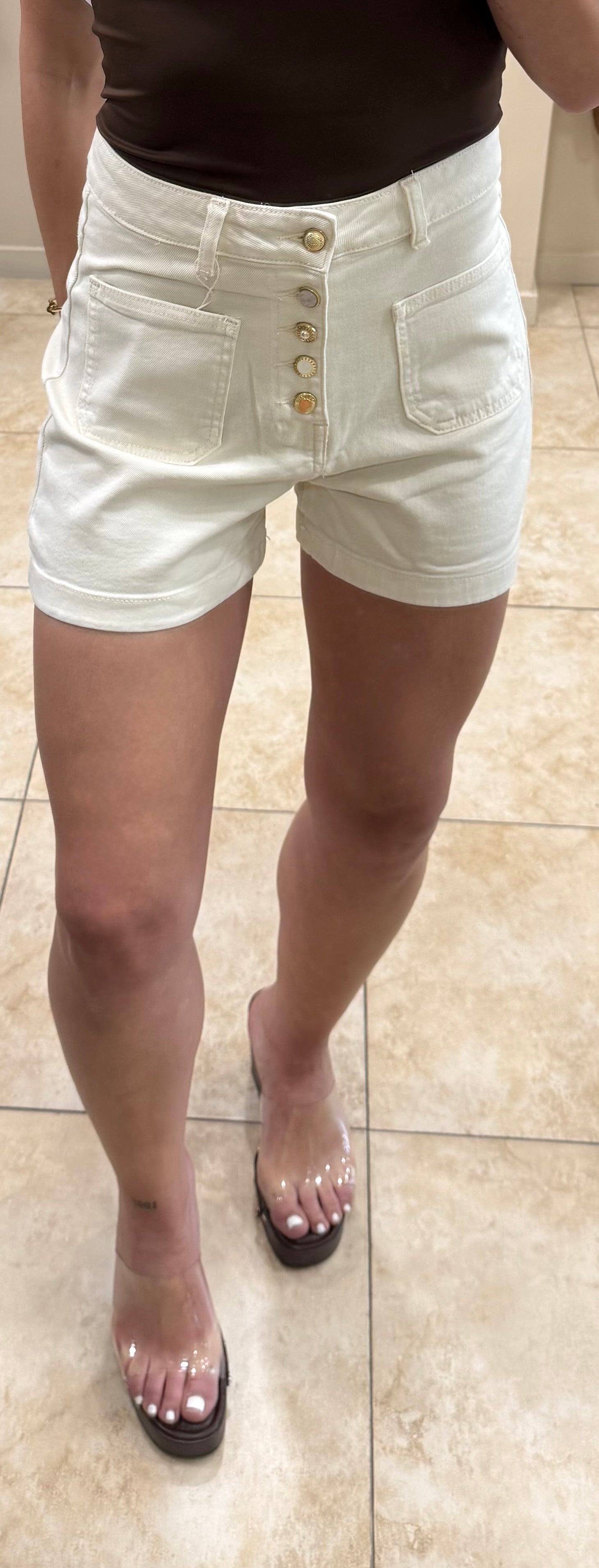 Shorts crema botones