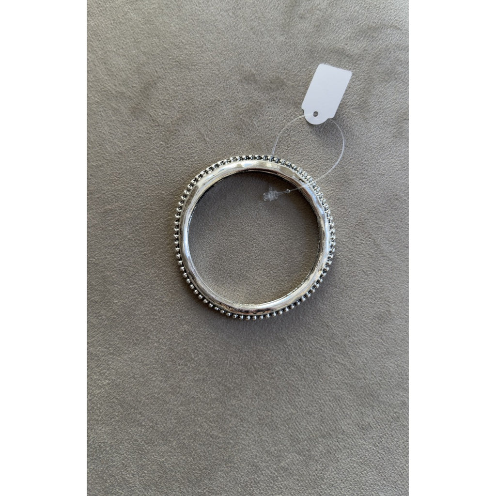 Brazalete plateado étnico