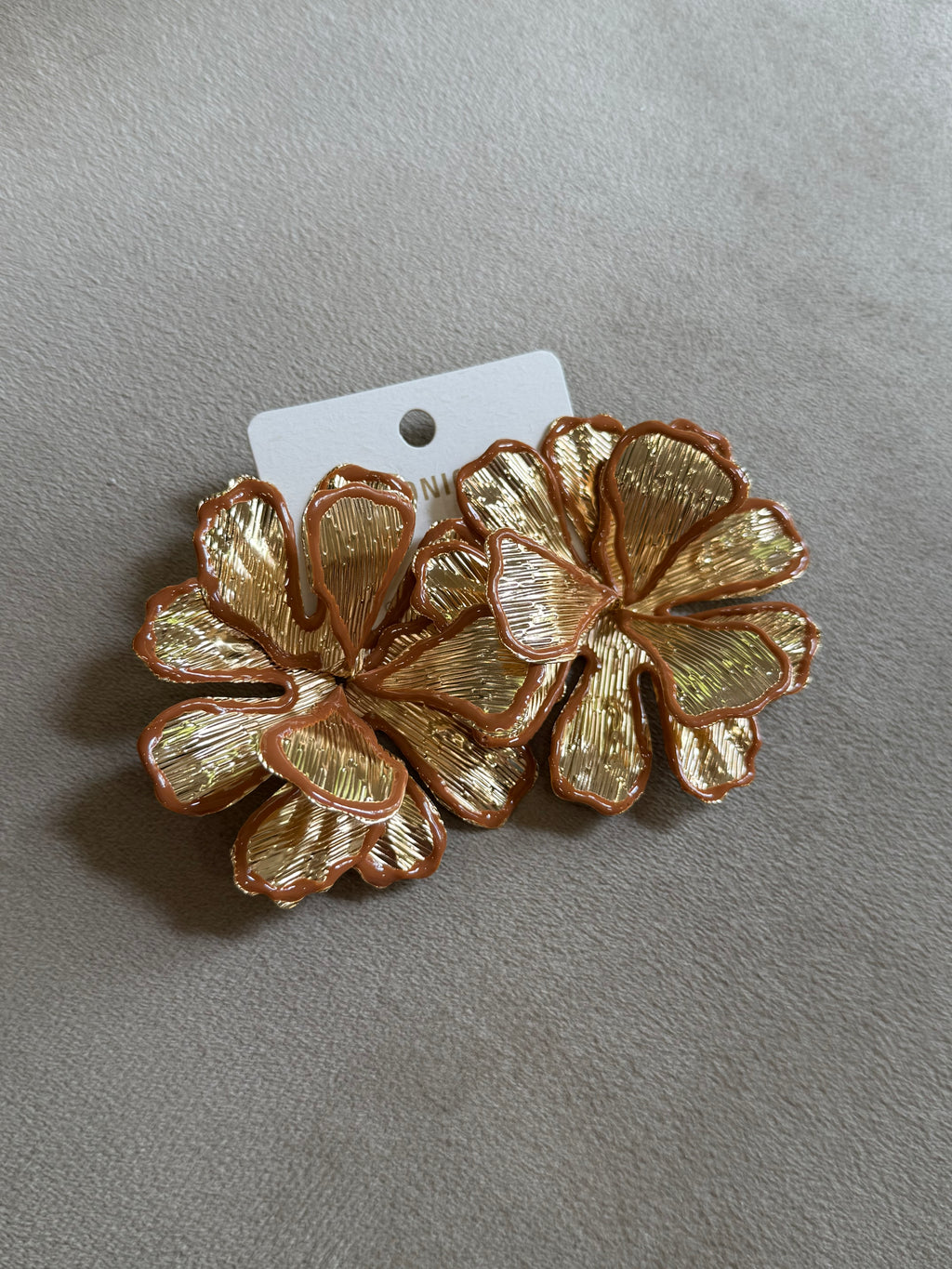 Flor dorada filo marrón