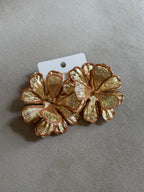 Flor dorada filo marrón