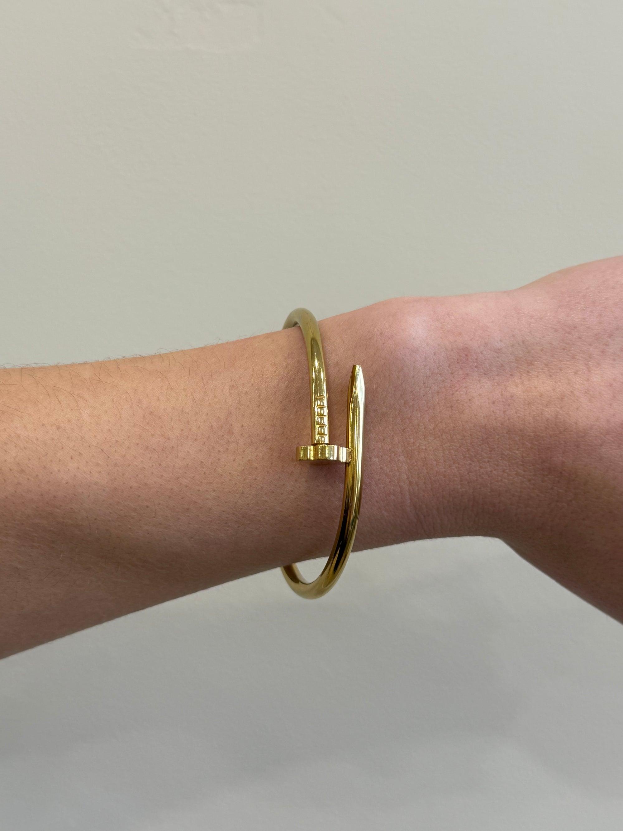 Brazalete dorado clavo