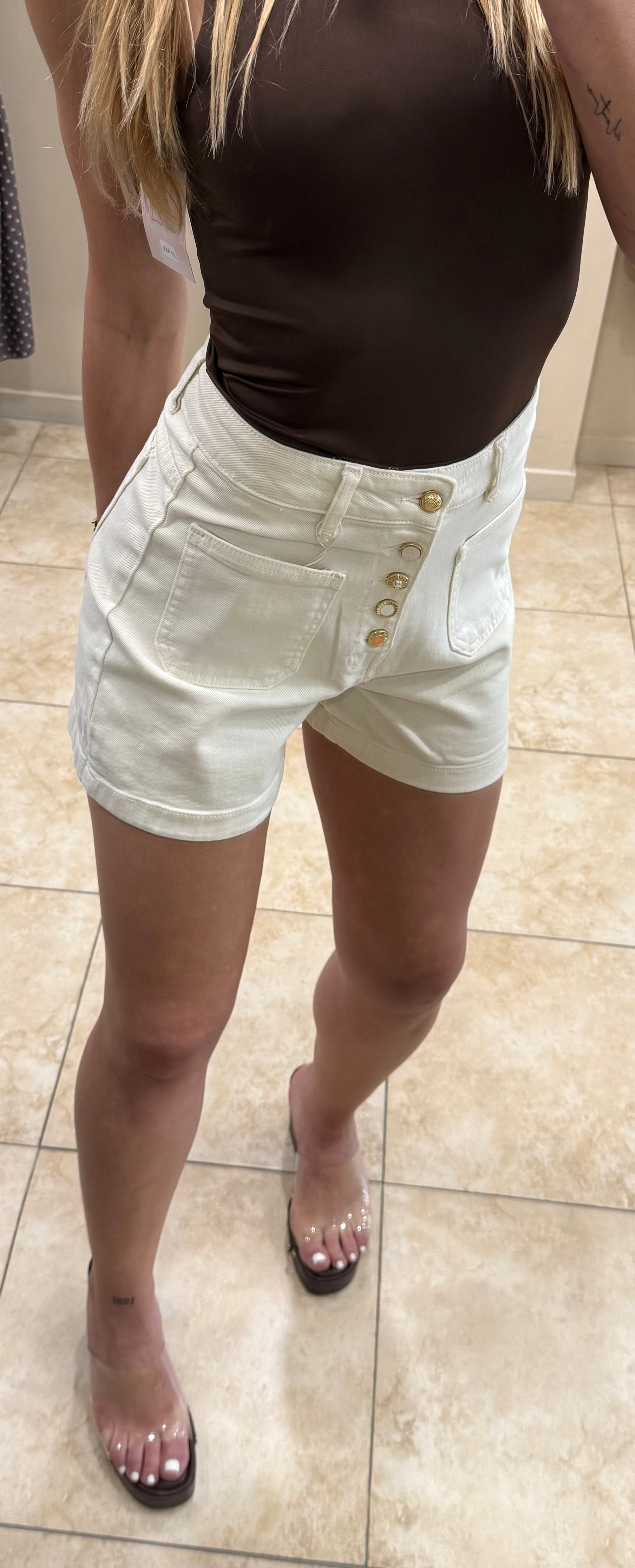 Shorts crema botones