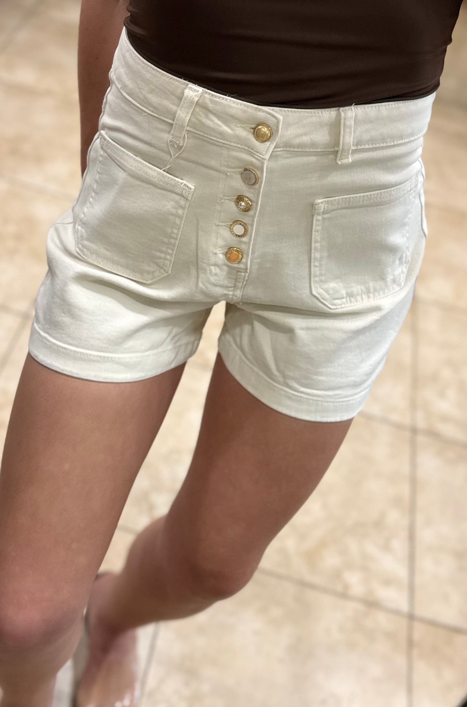Shorts crema botones