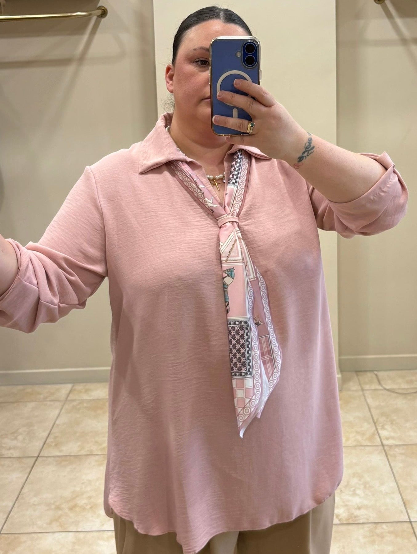 Blusa rosa con fular