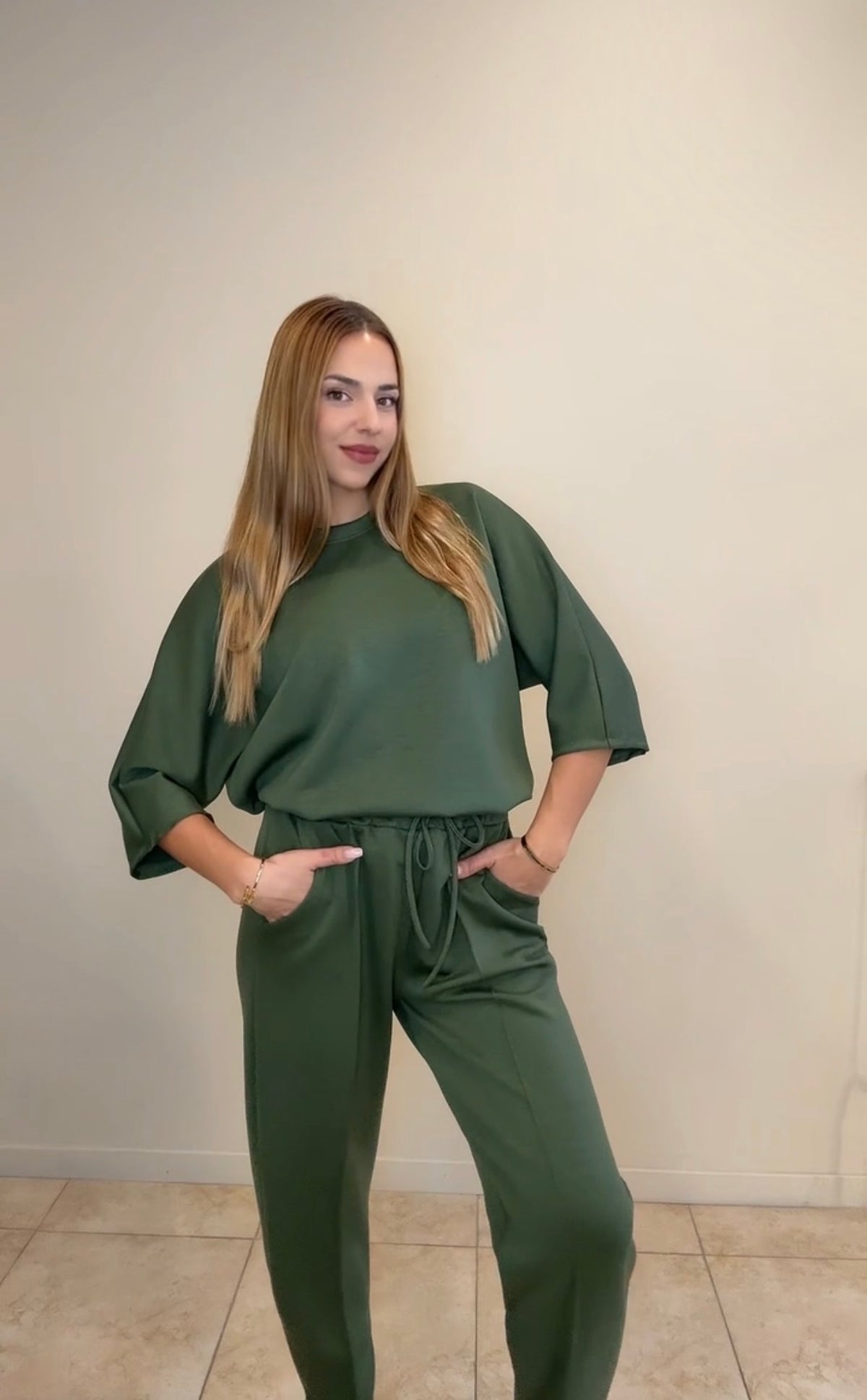 Conjunto chándal de mujer Zara verde, pantalón largo y manga corta