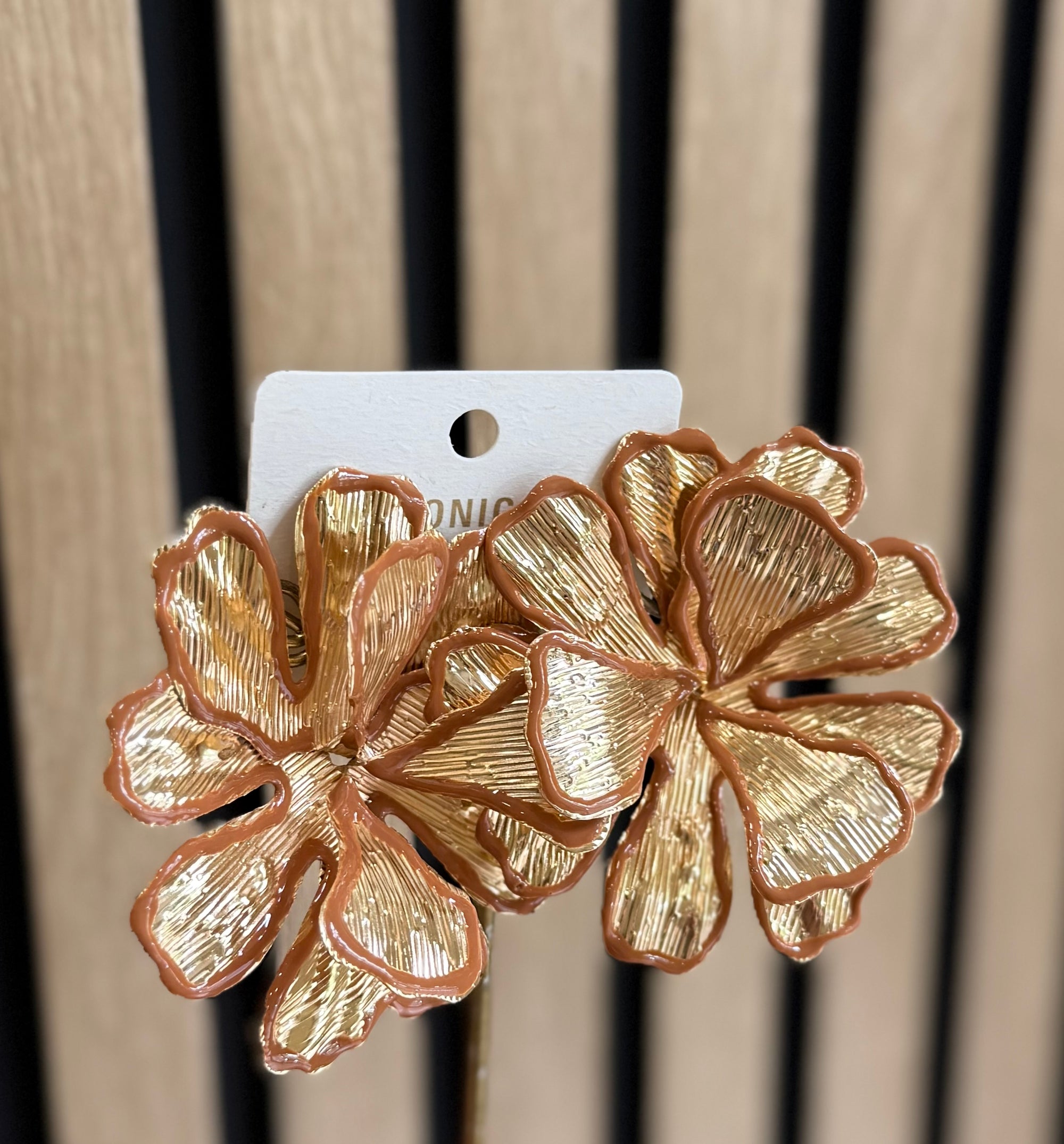 Flor dorada filo marrón