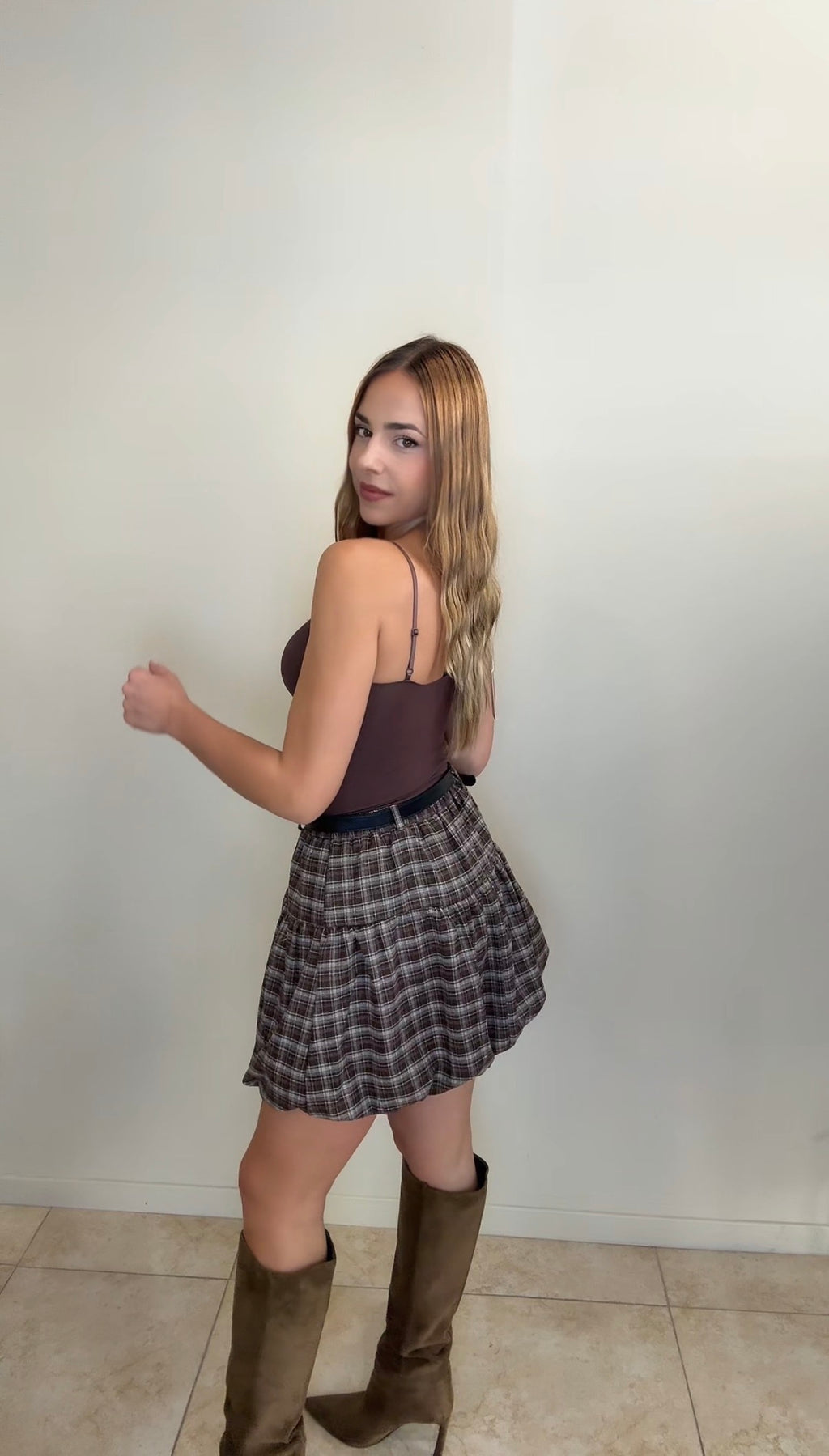 Falda pantalón marrón chocolate de cuadros, abullonada con cinturón