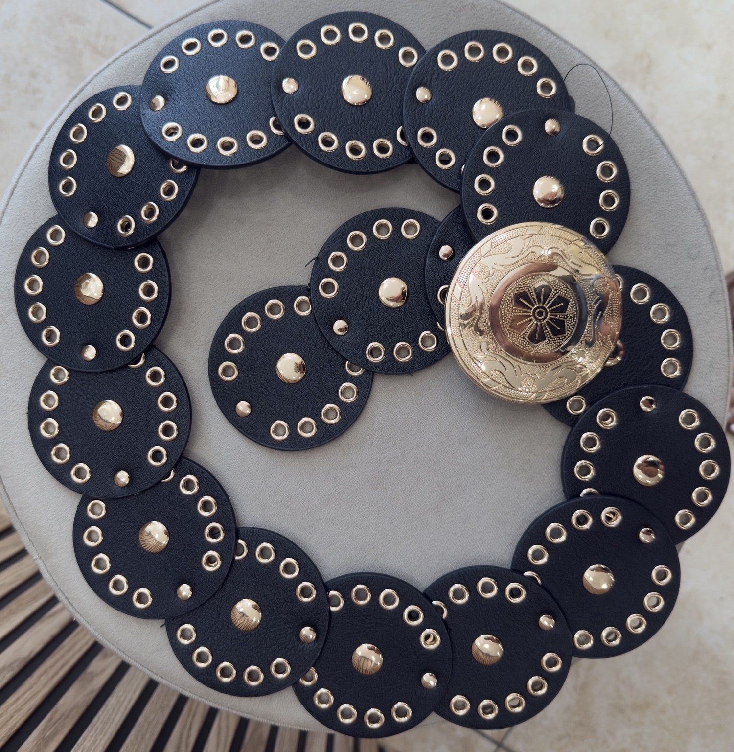 Cinturón ancho tachuelas