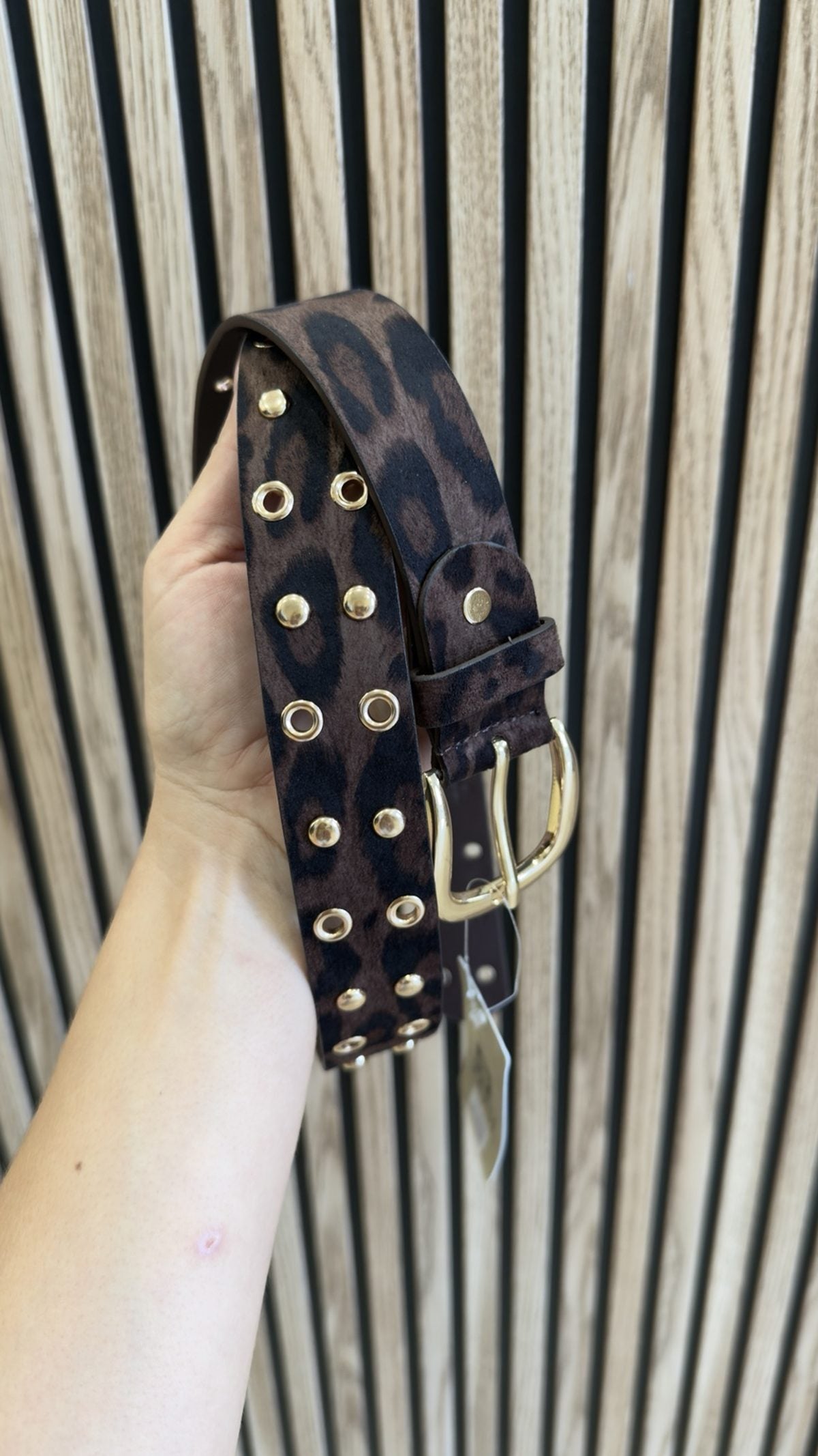 Cinturón leopardo y tachuelas