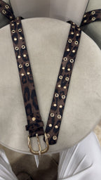 Cinturón leopardo y tachuelas
