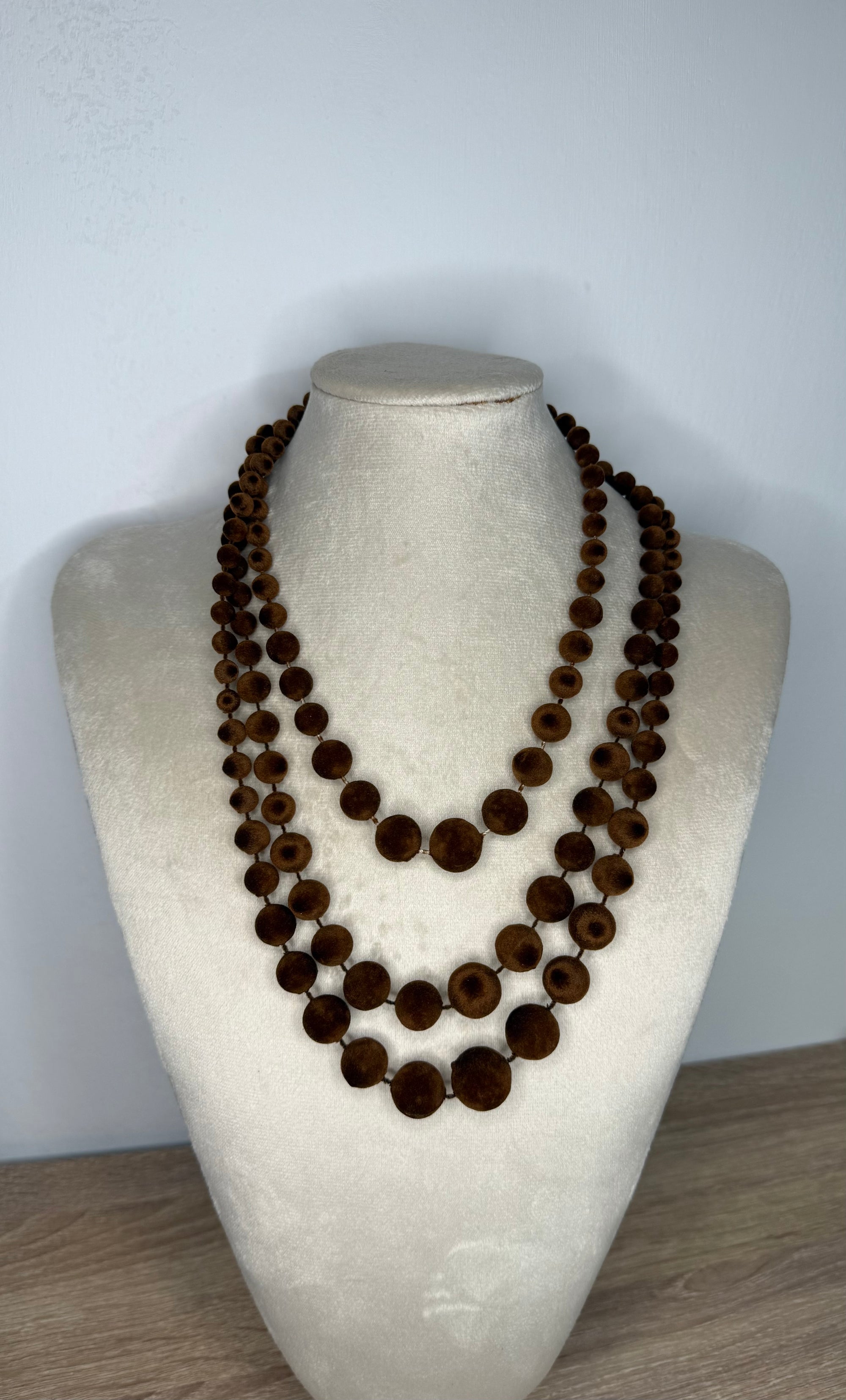 Collar bolas marrón