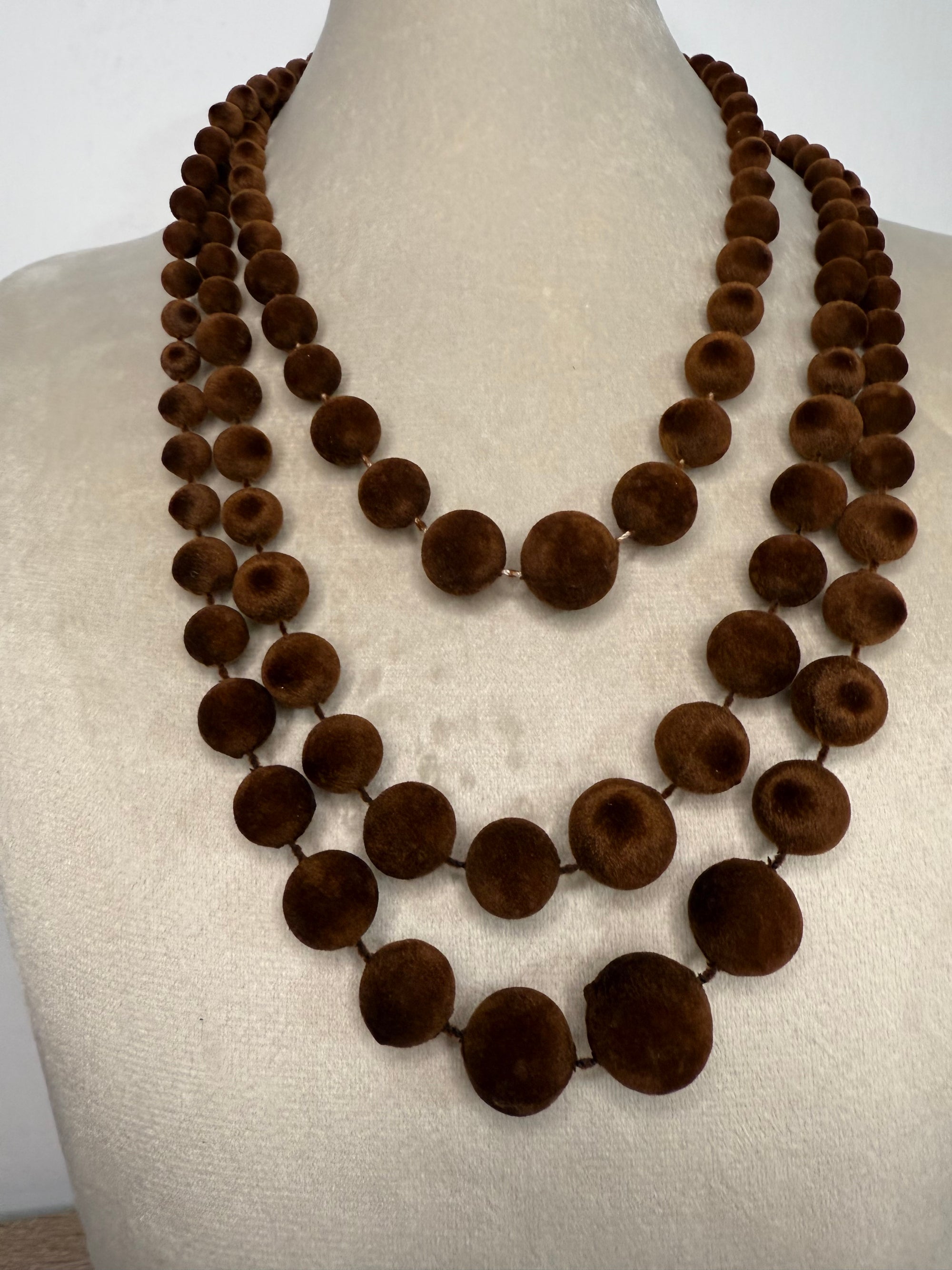 Collar bolas marrón